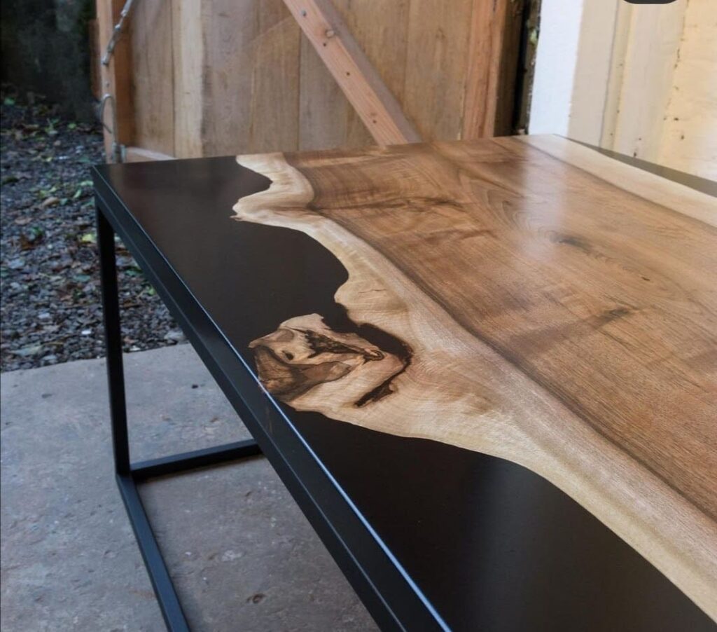 Tafel in hout en staal in gelakt staal