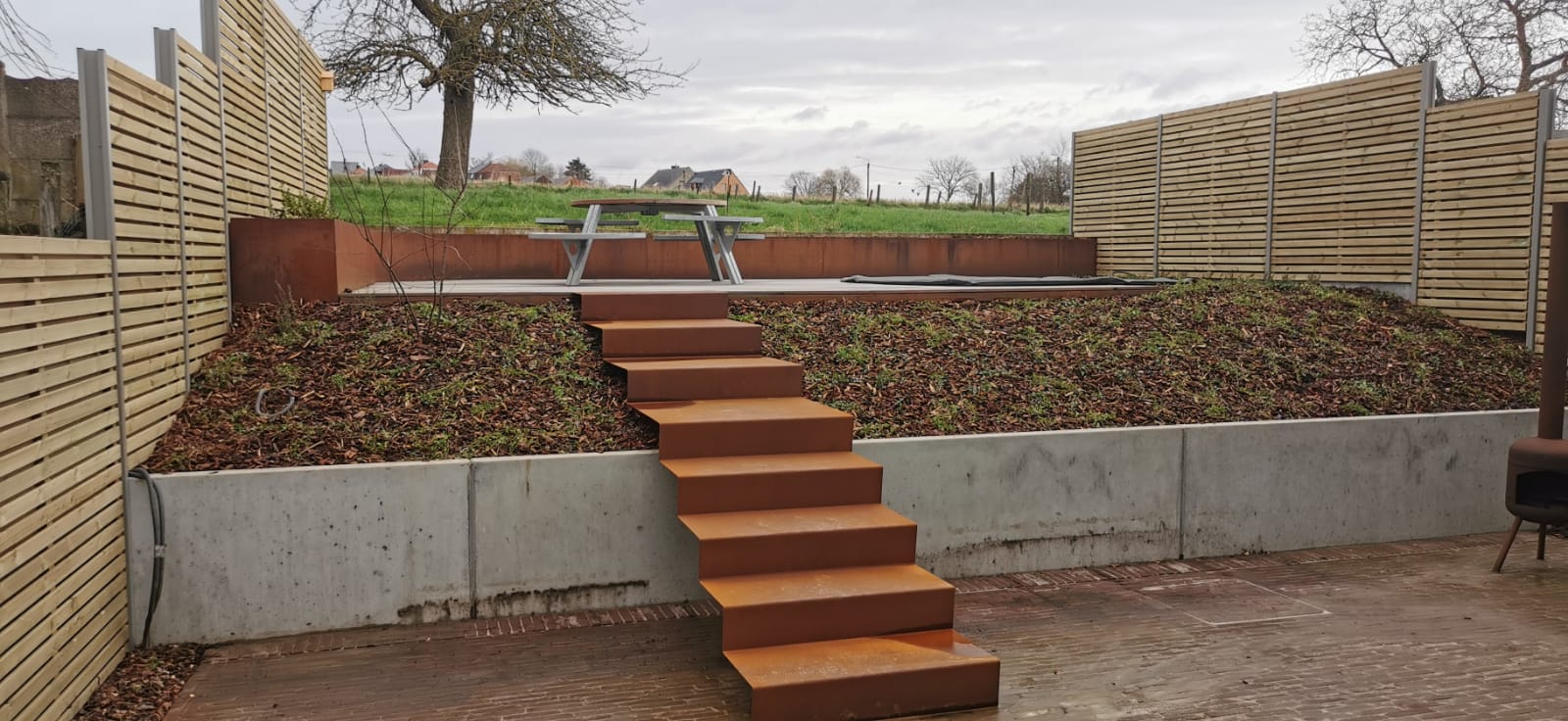 Zwevende tuintrap in cortenstaal
