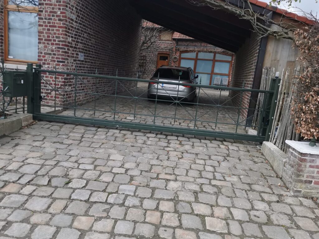 Gelakte schuifpoort met motor in gelakt staal