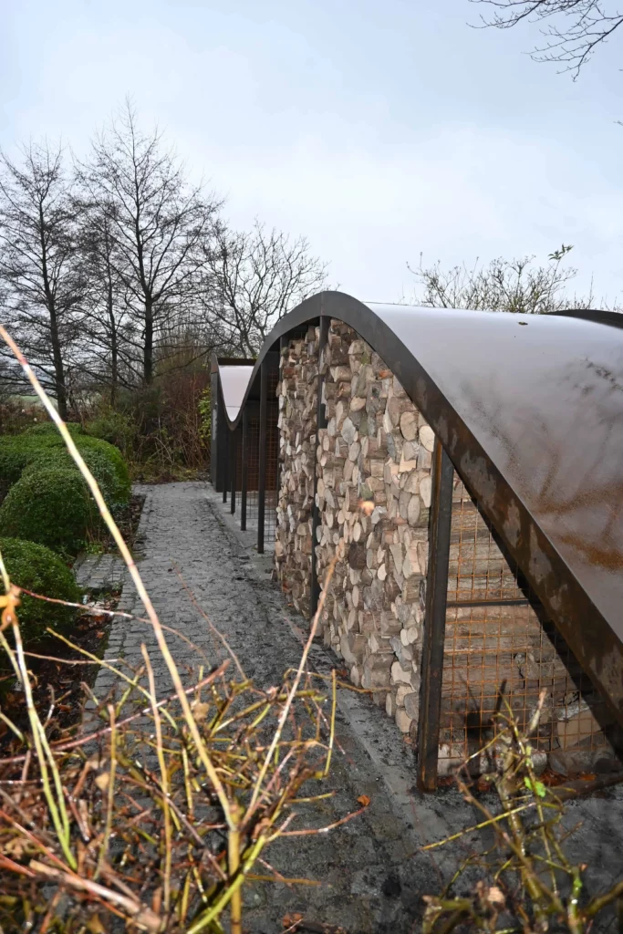 Gebogen houtopslag in cortenstaal