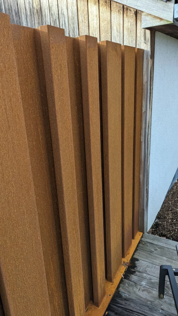 Geplooid tuinscherm in cortenstaal