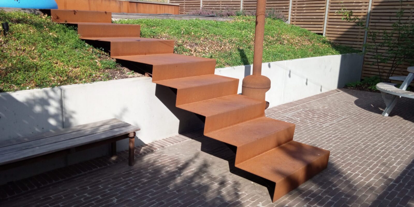 Zwevende tuintrap in cortenstaal in cortenstaal