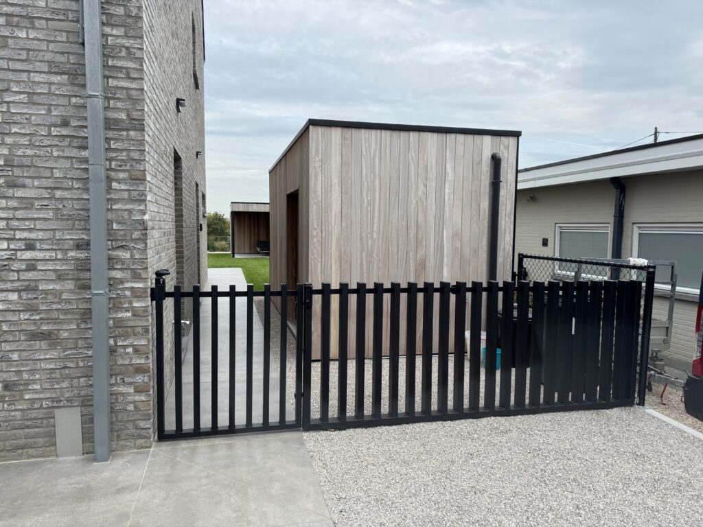 Poort met vast stuk in gelakt staal