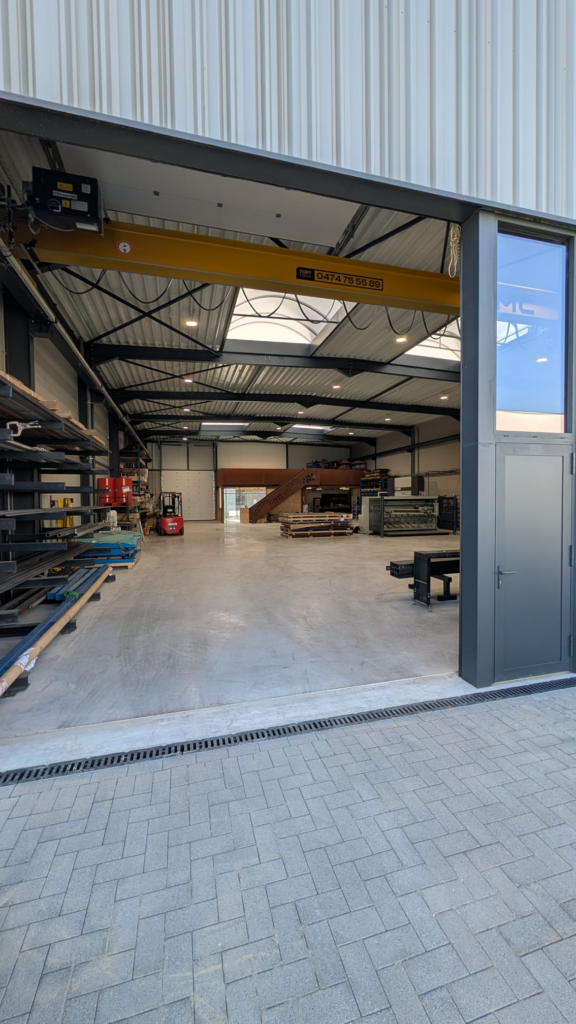 Atelier in Anzegem met stalen entresol, rolbrug en kantoorunit in cortenstaal