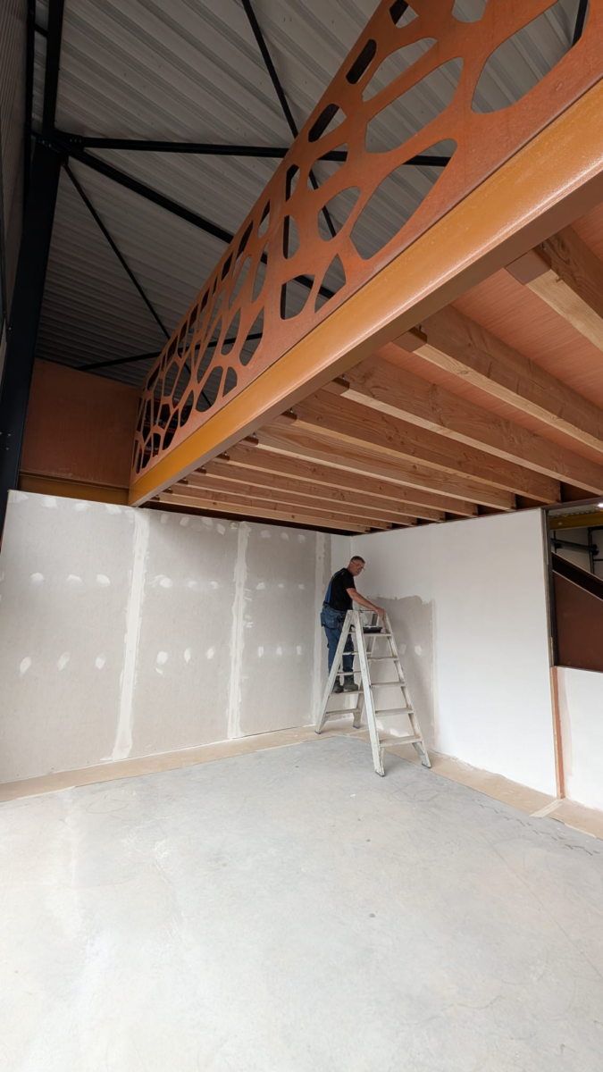 Stalen entresol met balustrade in een atelier in Anzegem